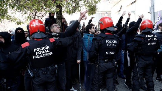 Efectivos de la Policía Foral frente a una manifestación que tiene lugar en Alsasua